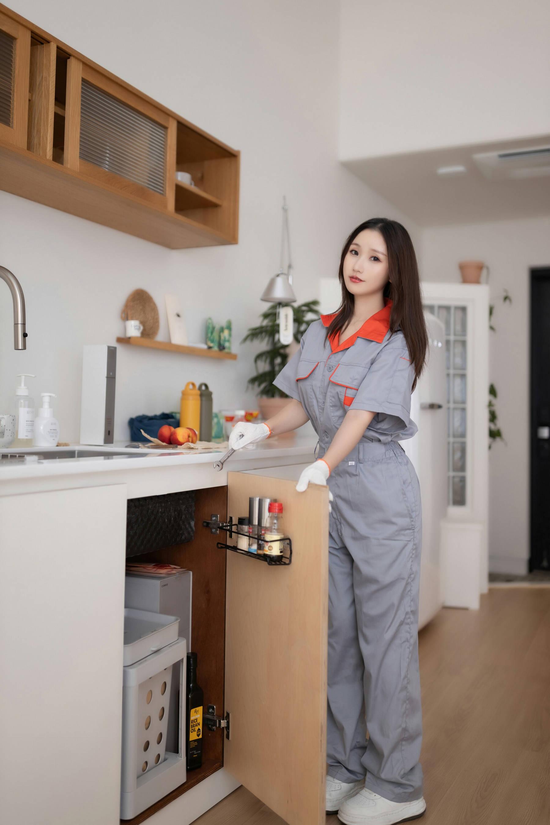 秀人付费 杏子 诱人私拍福利 物业小姐113P 1