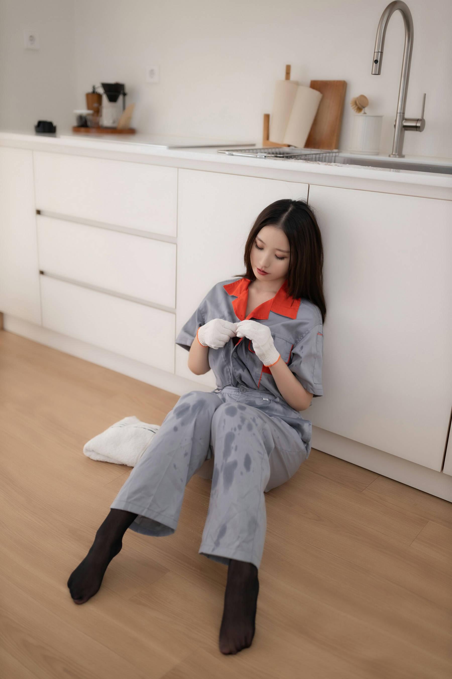 秀人付费 杏子 诱人私拍福利 物业小姐113P 8