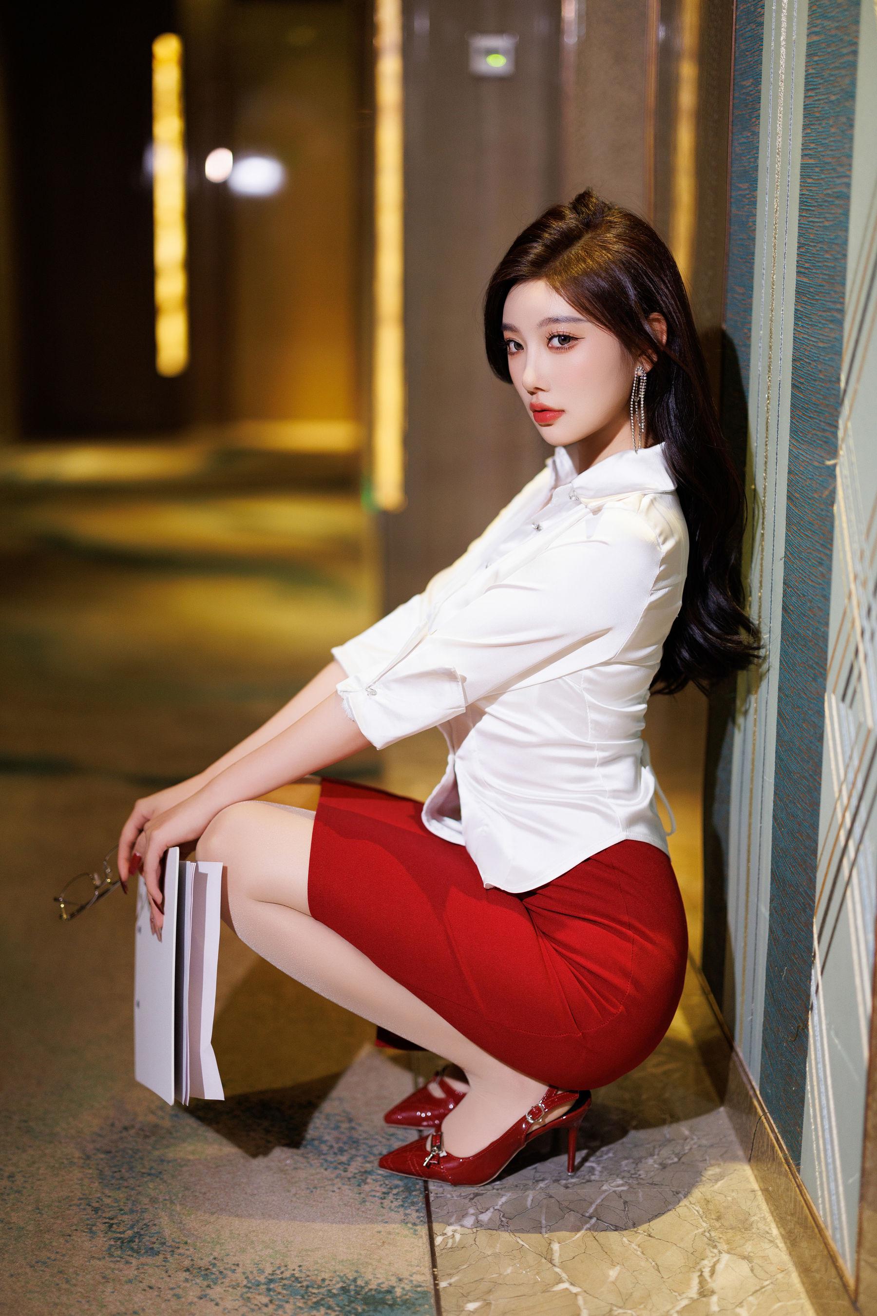 Paid Content Yang Chenchen Tempting Private Photoshoot Benefits Red Short Skirt 107P 2