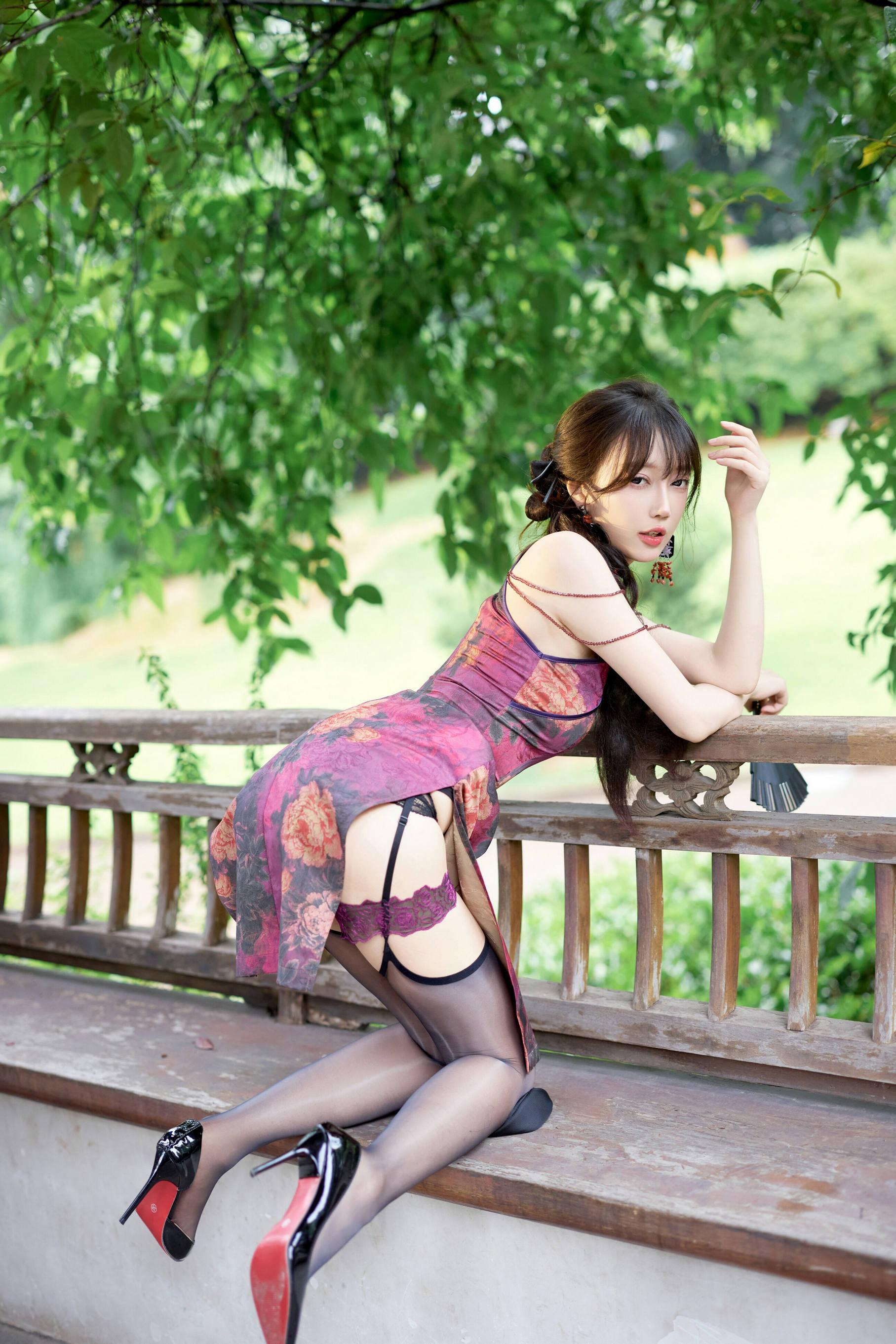 [秀人付费] 玥儿玥er 诱人私拍福利 紫色旗袍 2.067P