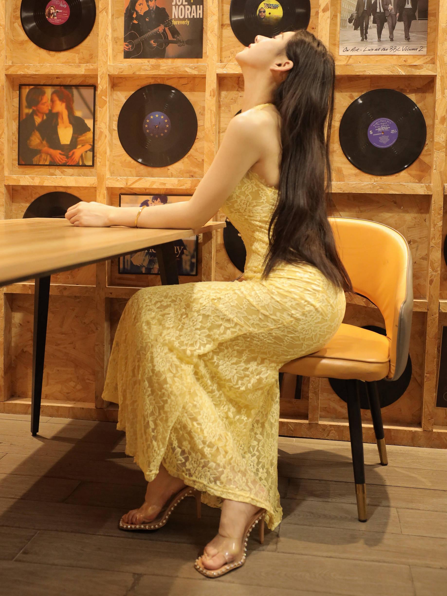 Featured: Li Shuang'er’s Alluring Private Photoshoot & Black Vinyl Record (110 Pages)