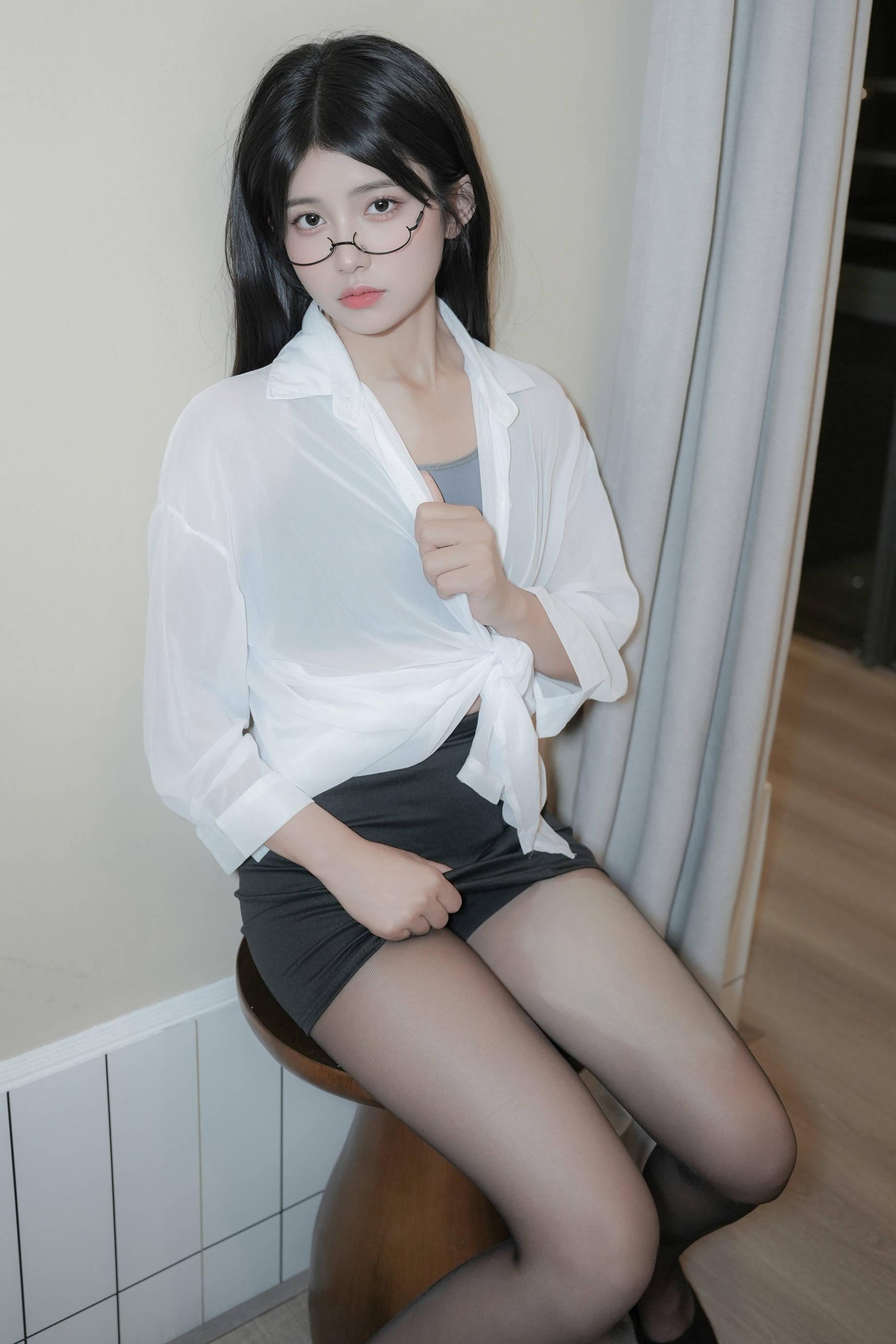 Featured by Xiu Ren Beautiful Girl Seductive Private Photoshoot Benefits Black Stockings White Shirt 48P 5