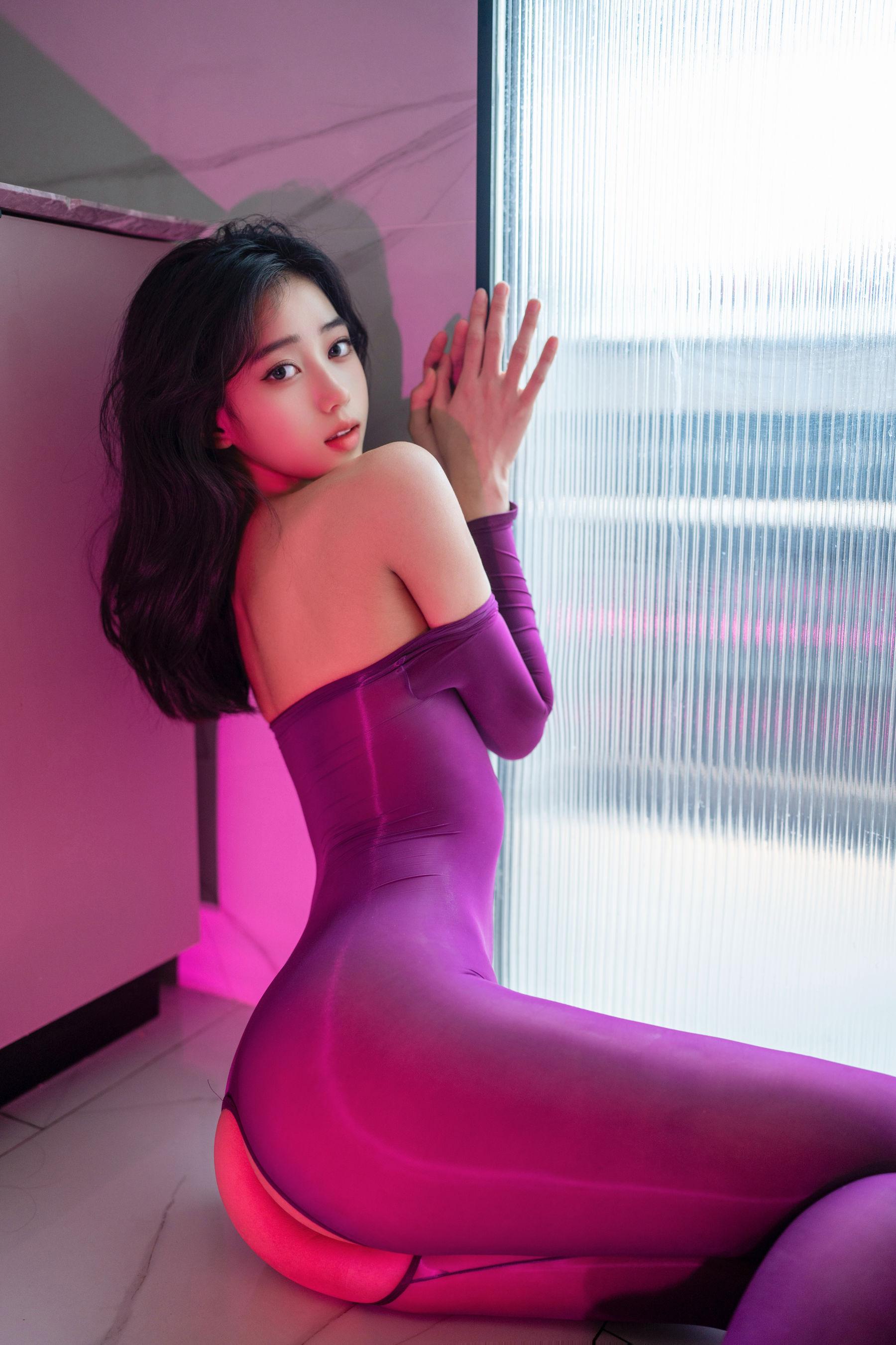 Shi Anan's Alluring Private Shoot: Purple Stockings 87P