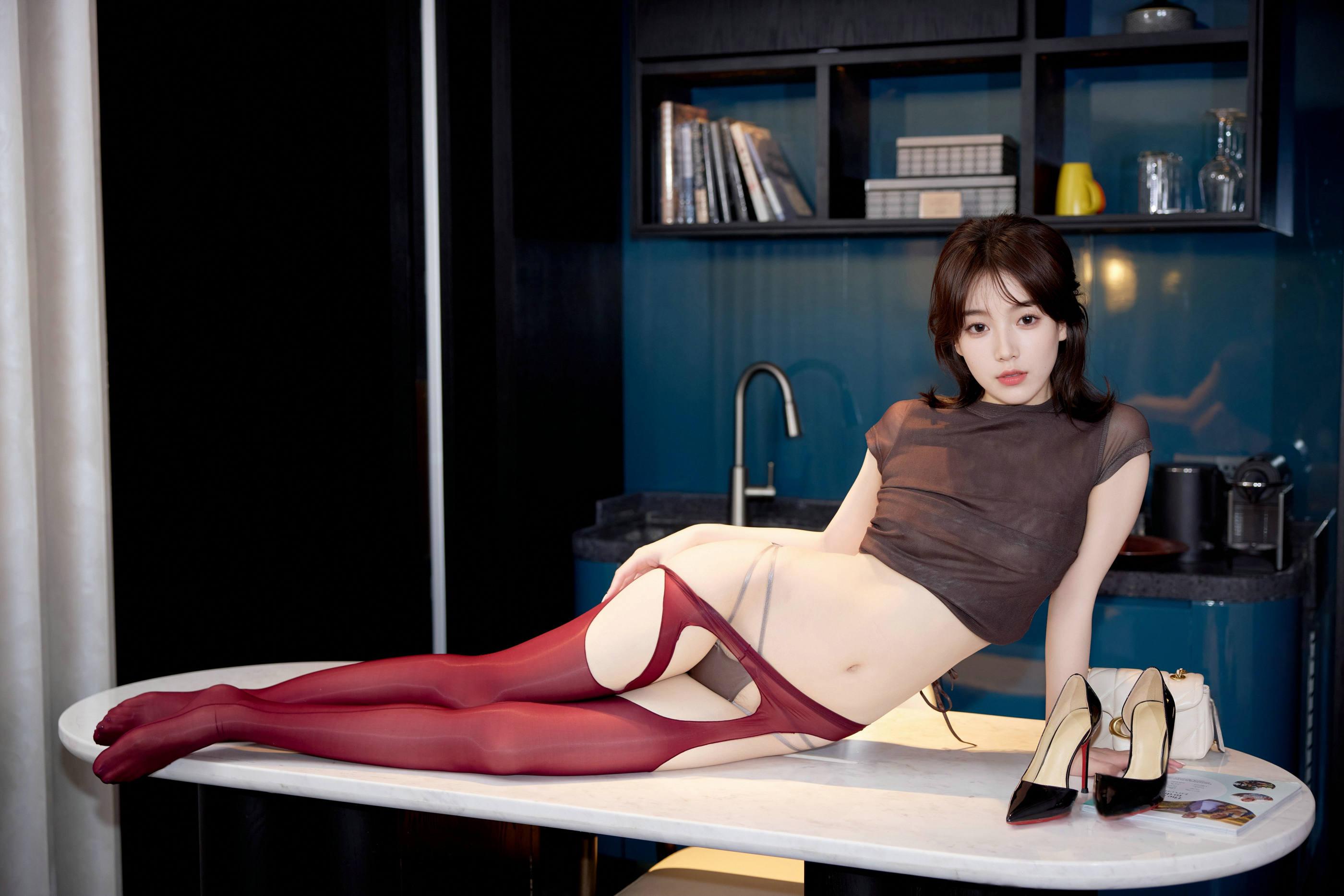 Featured Models: A Zhi Zhi Zhi's Alluring Private Shoot Perks | Slender Red Silk 63P