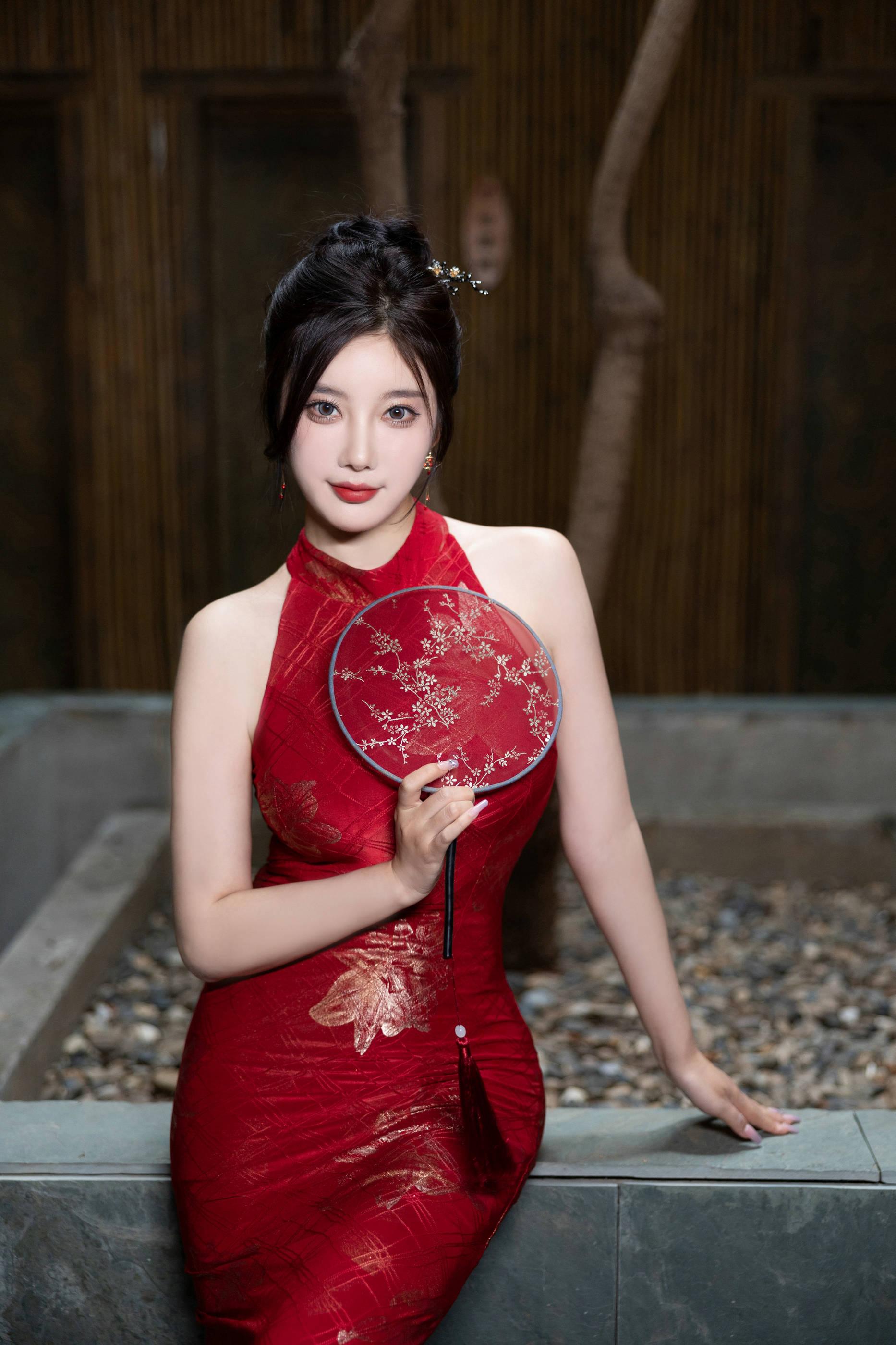 Yang Chenchen: Exclusive Photoshoot Perks in Red Qipao | 106P