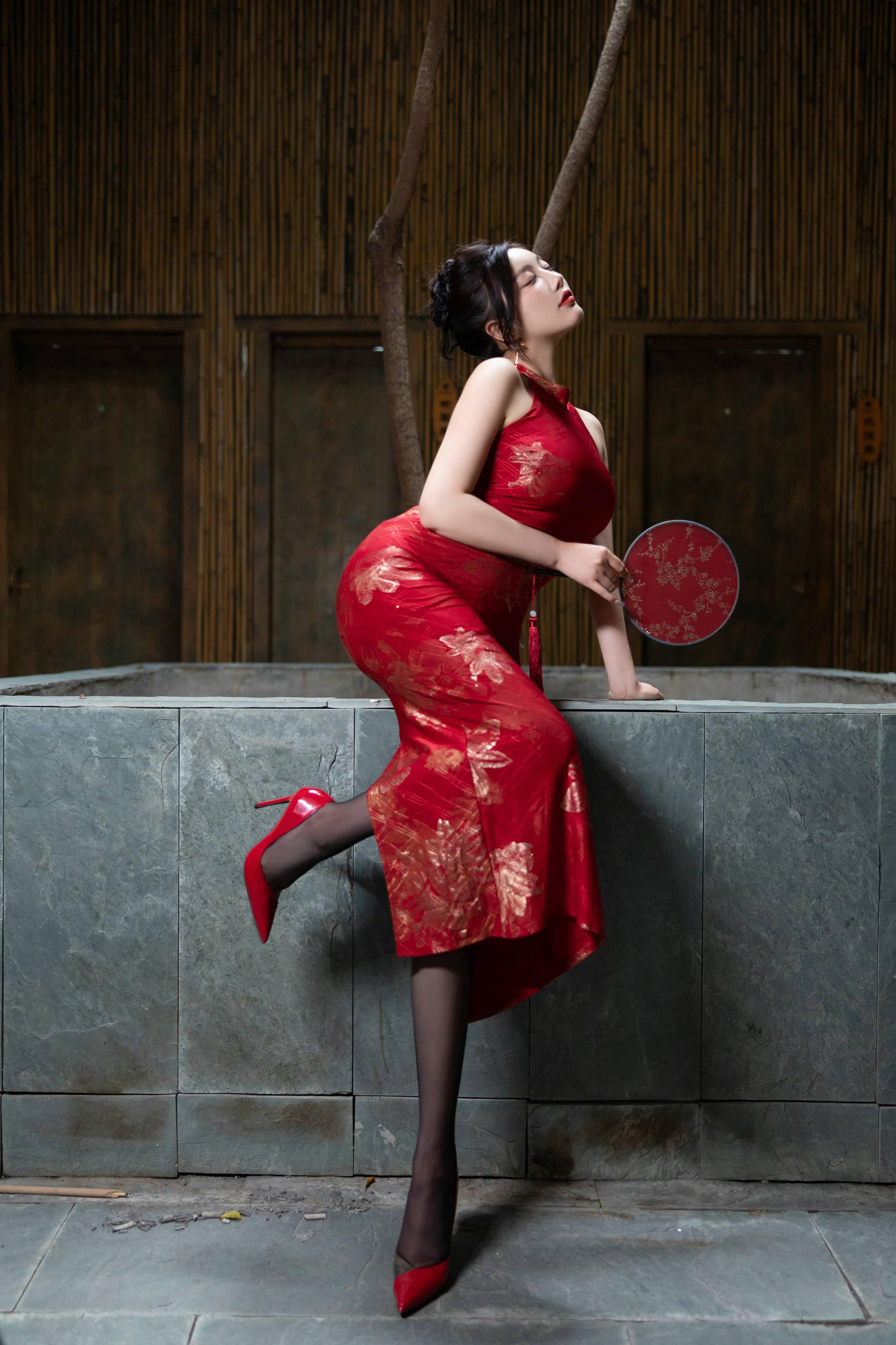 [Paid Content] Yang Chenchen Alluring Private Photos Benefits Red Qipao 106P 4