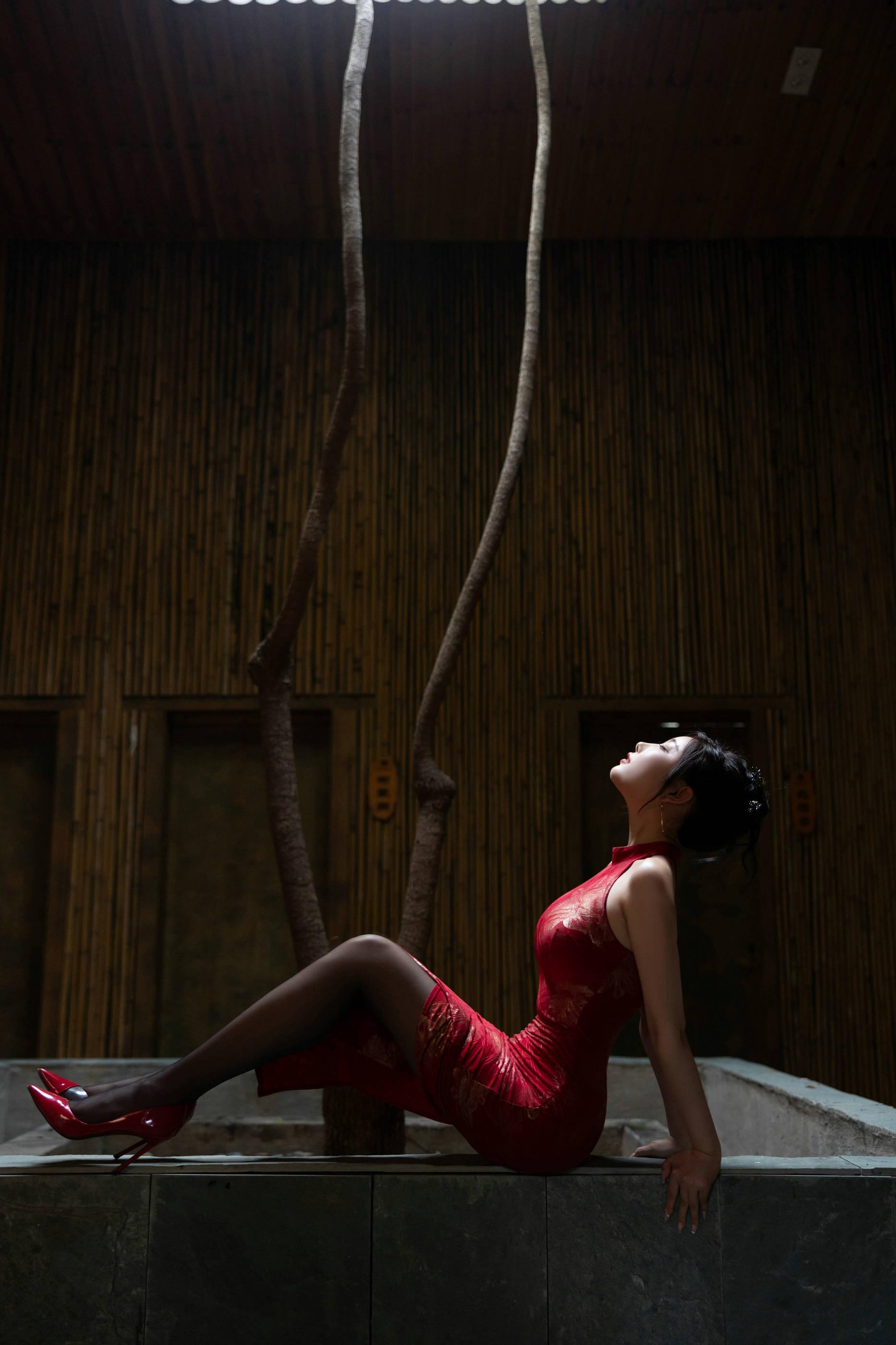 [Paid Content] Yang Chenchen Alluring Private Photos Benefits Red Qipao 106P 5
