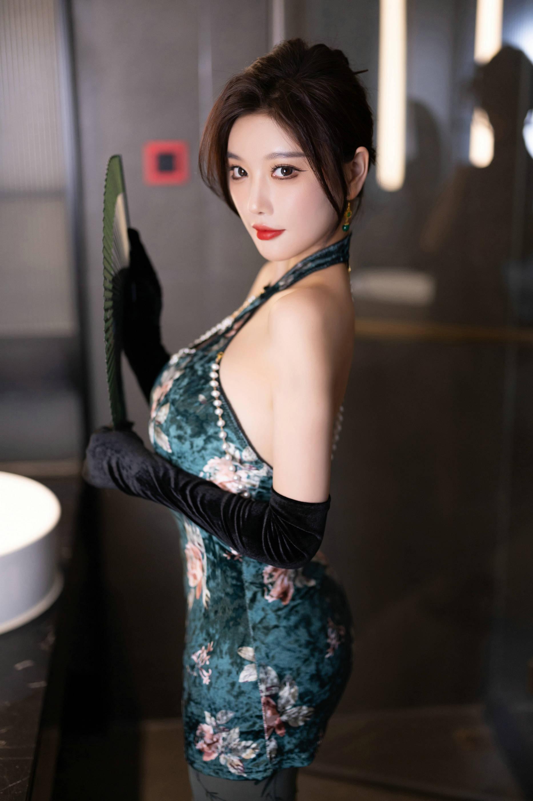 Exclusive Photoshoot with Yang Chenchen: Light Green Lingerie Set 100P