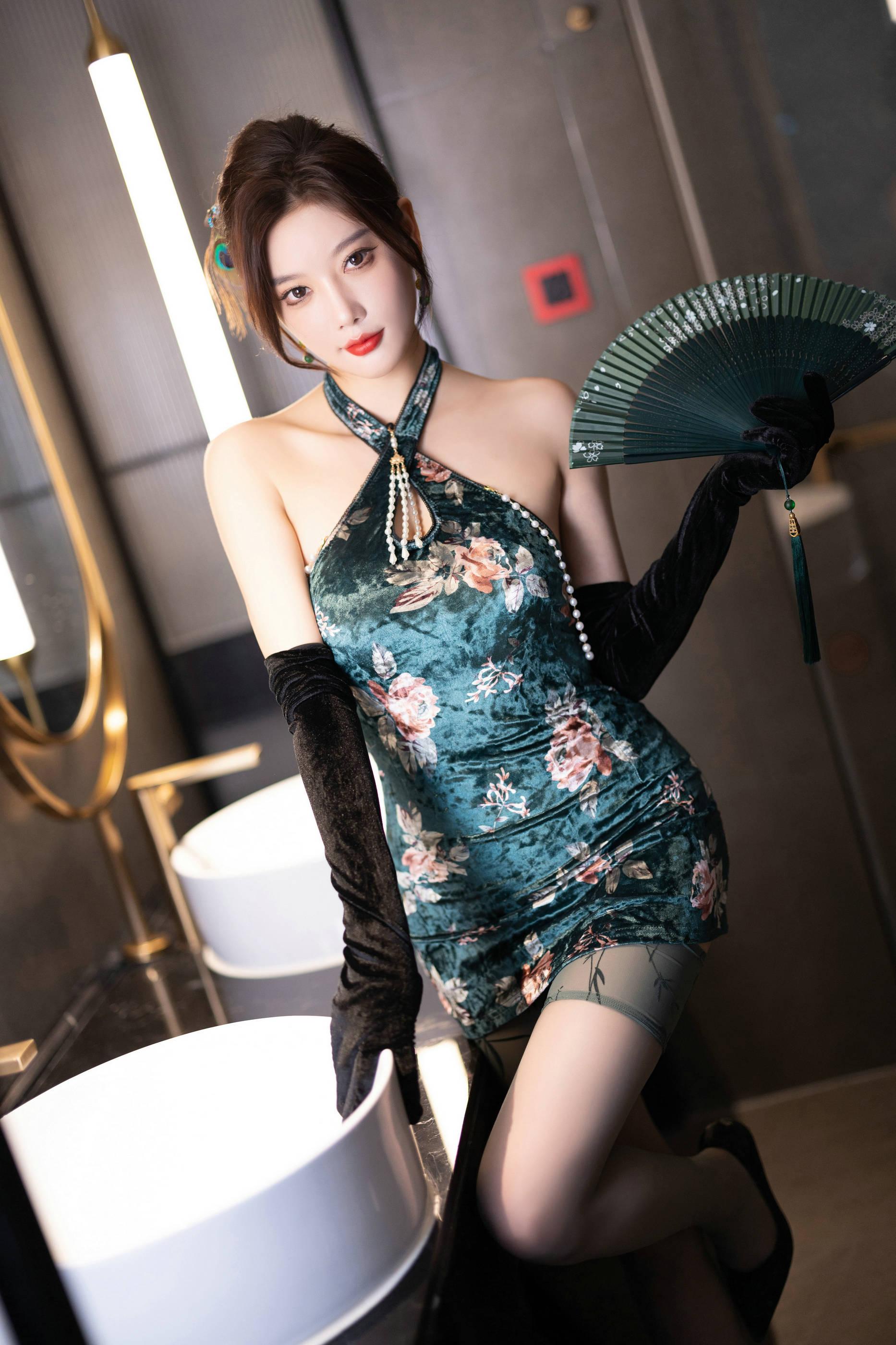 Paid Model Yang Chenchen Tempting Private Photoshoot Benefits Light Green Lingerie 100P 2