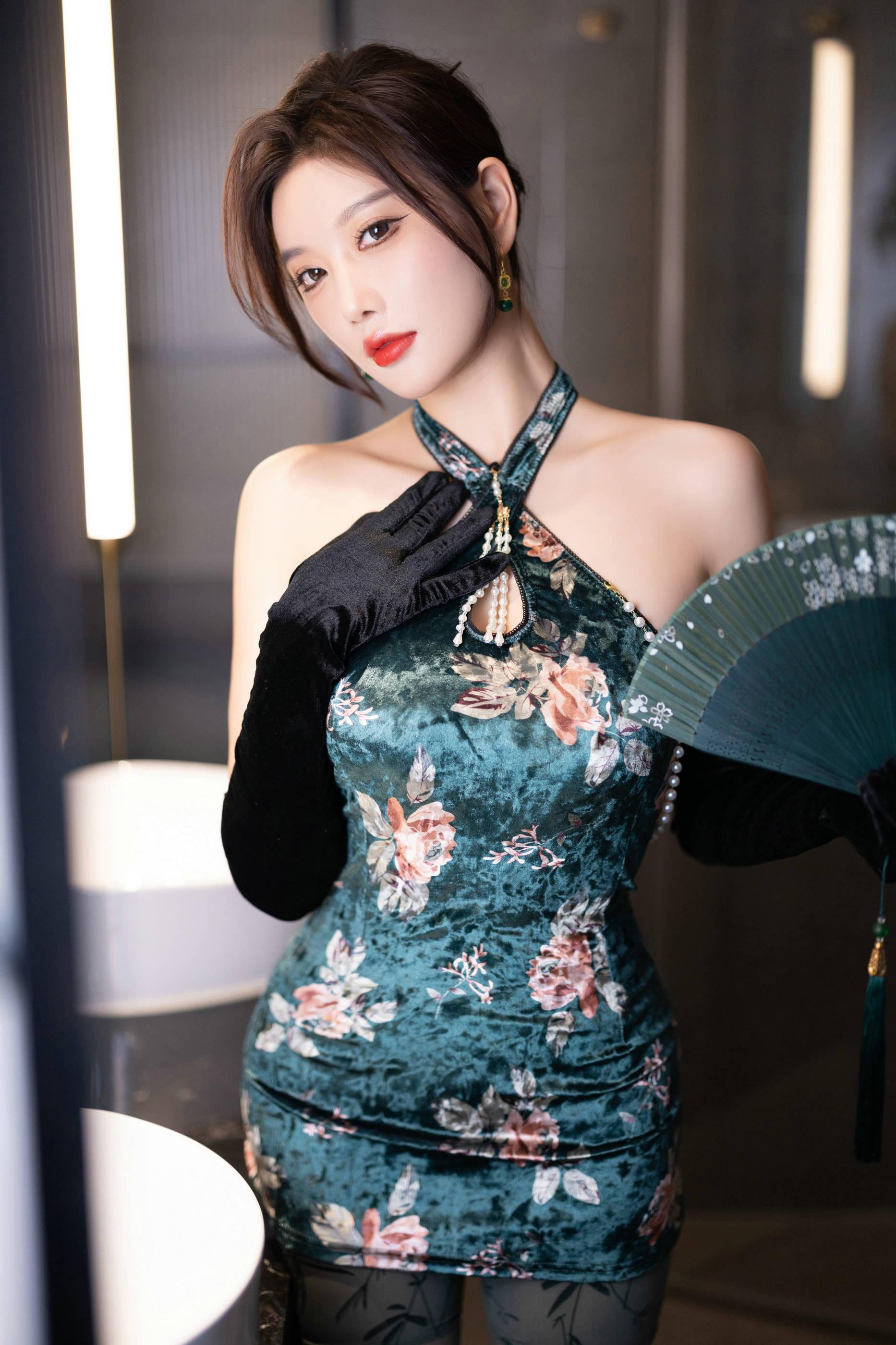 Paid Model Yang Chenchen Tempting Private Photoshoot Benefits Light Green Lingerie 100P 3