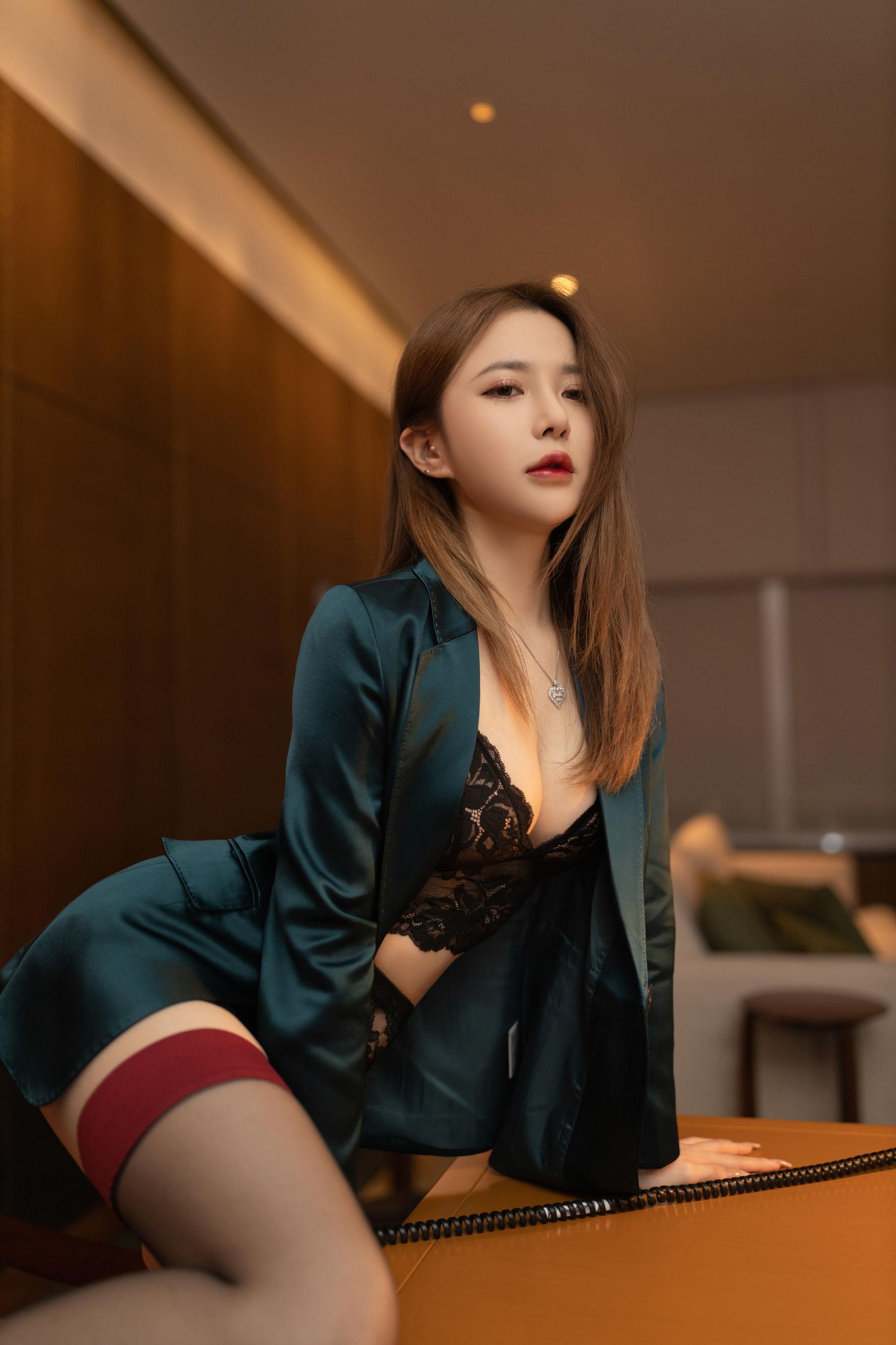 [秀人付费] 鱼子酱 诱人私拍福利 寂寞女老板112P