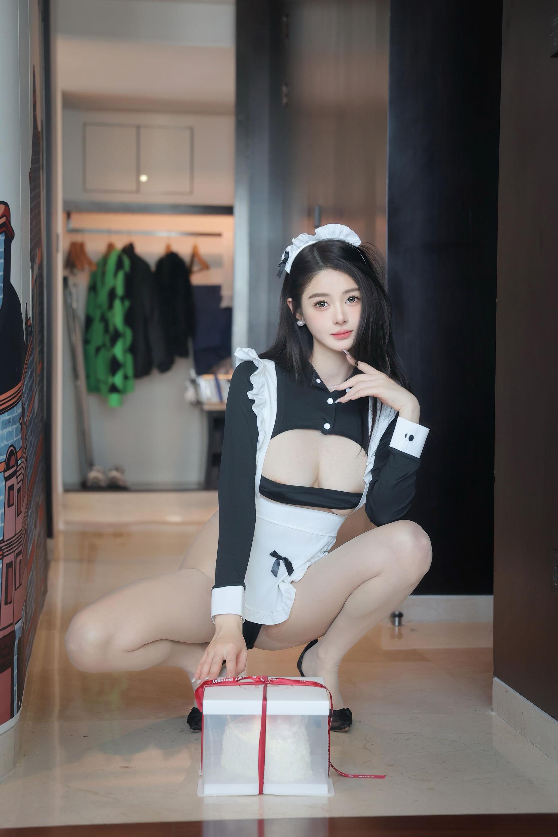 秀人付费 Candy糖糖 诱人私拍福利 给女仆过生日78P 5